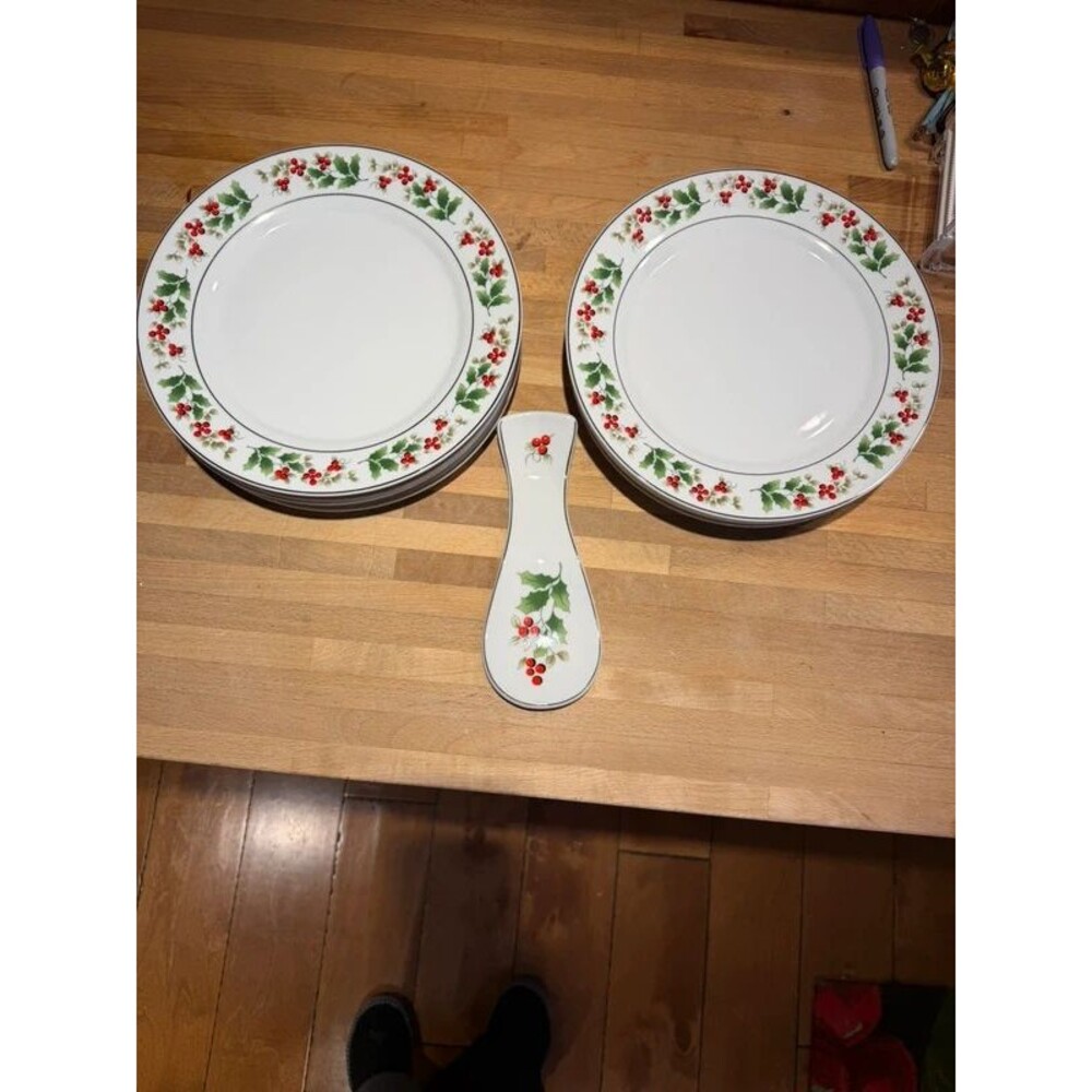 Royal Norfolk Christmas plates set of 10 plus spoon rest